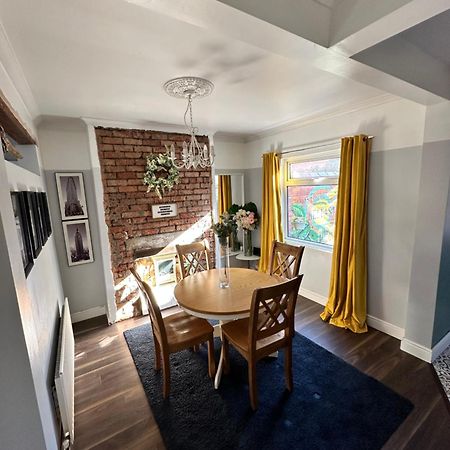 Cosy Two Bed Terraced House 7Min Drive From City เบลฟาสต์ ภายนอก รูปภาพ