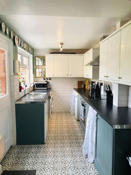 Cosy Two Bed Terraced House 7Min Drive From City เบลฟาสต์ ภายนอก รูปภาพ