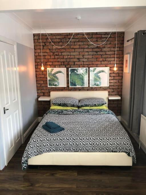 Cosy Two Bed Terraced House 7Min Drive From City เบลฟาสต์ ภายนอก รูปภาพ