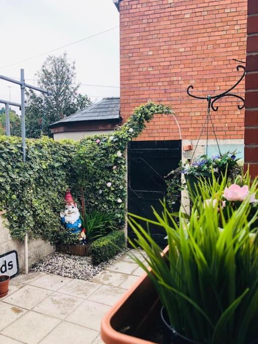 Cosy Two Bed Terraced House 7Min Drive From City เบลฟาสต์ ภายนอก รูปภาพ